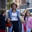  La reine Mathilde de Belgique accompagnait le 1er septembre 2014 ses enfants le prince Gabriel, la princesse Eléonore et la princesse héritière Elisabeth pour leur rentrée des classes au collège Sint-Jan-Berchmans, à Bruxelles, dans le quartier des Marolles. 