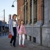 La reine Mathilde de Belgique accompagnait le 1er septembre 2014 sa fille la princesse héritière Elisabeth pour leur rentrée des classes au collège Sint-Jan-Berchmans, à Bruxelles, dans le quartier des Marolles.