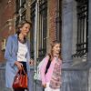 La reine Mathilde de Belgique accompagnait le 1er septembre 2014 sa fille la princesse héritière Elisabeth pour leur rentrée des classes au collège Sint-Jan-Berchmans, à Bruxelles, dans le quartier des Marolles.