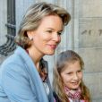  La reine Mathilde de Belgique accompagnait le 1er septembre 2014 sa fille la princesse héritière Elisabeth pour leur rentrée des classes au collège Sint-Jan-Berchmans, à Bruxelles, dans le quartier des Marolles. 