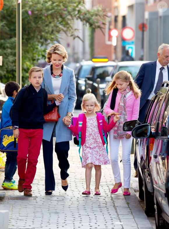 La reine Mathilde de Belgique accompagnait le 1er septembre 2014 ses enfants le prince Gabriel, la princesse Eléonore et la princesse héritière Elisabeth pour leur rentrée des classes au collège Sint-Jan-Berchmans, à Bruxelles, dans le quartier des Marolles.