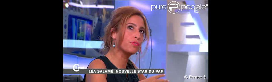 Sur le plateau de &quot;C à vous&quot; (France 5), Léa Salamé donne son opinion sur sa prestation dans &quot;On n&#039;est pas couché&quot; (France 2). Le 1er septembre 2014.