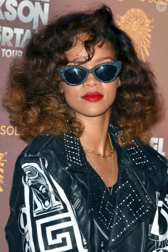 Comme Rihanna, adoptez la frange ondulée