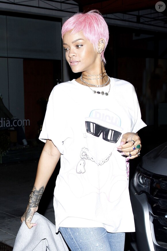 Comme Rihanna, adoptez la frange avec un pixie cut rose