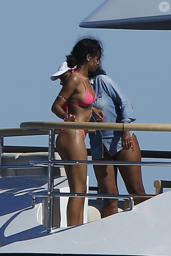 Rihanna, ultrasexy en bikini rose, poursuit ses vacances sur un yacht dans le Sud de la France. Le 2 septembre 2014.
