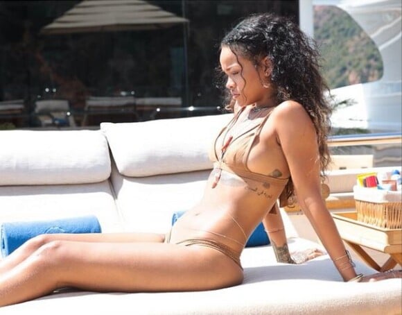Rihanna, craquante en bikini marron, se dore la pilule sur un yacht en Méditerranée. Photo par Melissa Forde.