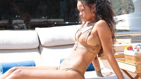 Rihanna : Sexy en Corse, elle poursuit ses vacances