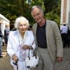 Gisèle Casadesus, célébrant ses 100 ans, et son fils Jean-Claude, chef d'orchestre lors de la 19e édition de "La Forêt des livres" à Chanceaux-près-Loches, le 31 août 2014.