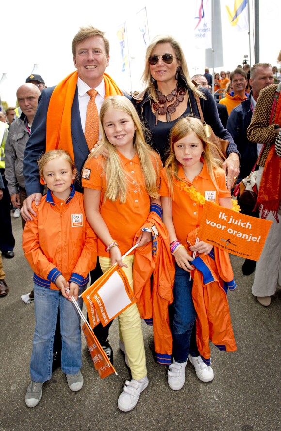 Le roi Willem-Alexander et la reine Maxima des Pays-Bas avec leurs filles les princesses Ariane, Catharina-Amalia et Alexia lors de la finale des championnats du monde de hockey entre les Pays-Bas et l'Australie à La Haye le 15 juin 2014.