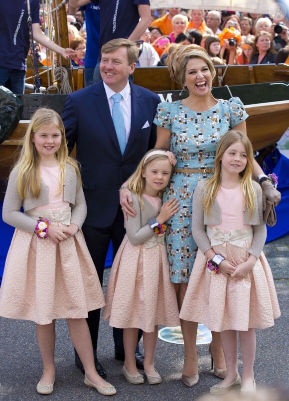 La princesse Catharina-Amalia, la princesse Ariane et la princesse Alexia des Pays-Bas avec leurs parents Willem-Alexander et la reine Maxima lors de la célébration de la Fête du Roi à Amstelveen, le 26 avril 2014