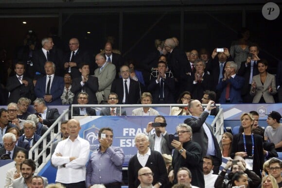 Emmanuel Macron, François Rebsamen, Noël Le Graët, Manuel Valls, Najat Vallaud-Belkacem lors du match amical entre la France et l'Espagne (1-0) le 4 septembre 2014 au Stade de France à Saint-Denis