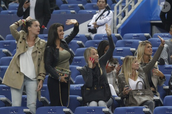 Fanny, la compagne de Loïc Rémy, Ludivine Sagna, Sandra Evra, Fiona Cabaye, Elodie Mavuba lors du match amical entre la France et l'Espagne (1-0) le 4 septembre 2014 au Stade de France à Saint-Denis