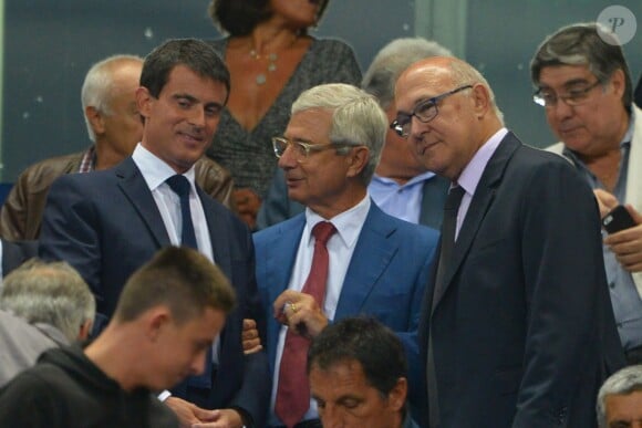 Manuel Valls, Claude Bartlolone et Michel Sapin lors du match amical entre la France et l'Espagne (1-0) le 4 septembre 2014 au Stade de France à Saint-Denis