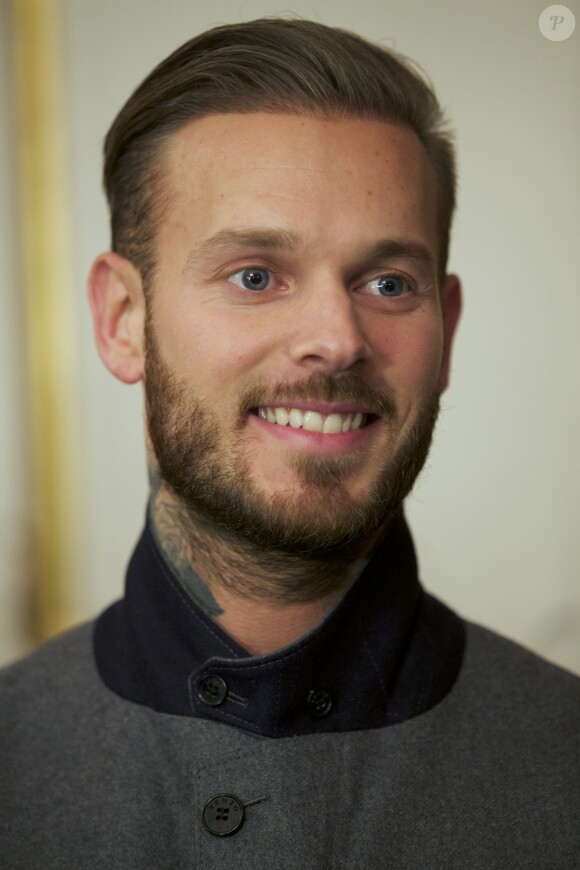 Le chanteur M. Pokora a reçu des mains du maire de Strasbourg Roland Ries la médaille d'honneur de la ville, lors d'une cérémonie organisée en présence de fans à l'hôtel de ville de Strasbourg, le 12 février 2014.