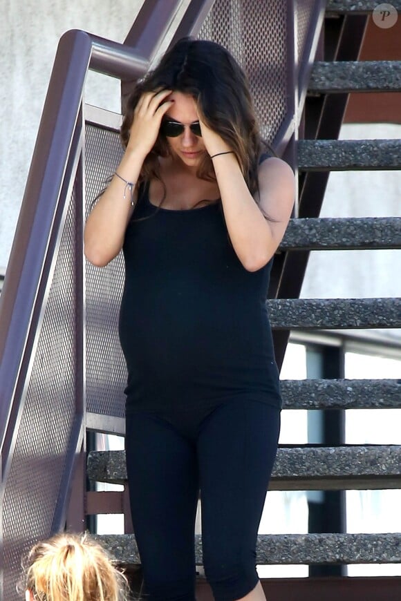Mila Kunis, enceinte, quitte son cours de yoga à Sherman Oaks, le 28 août 2014.