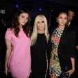  Phoebe Tonkin, Donatella Versace et Nina Dobrev lors de la pr&eacute;sentation de la collection Anthony Vaccarello x Versus &agrave; New York. Le 7 septembre 2014. 