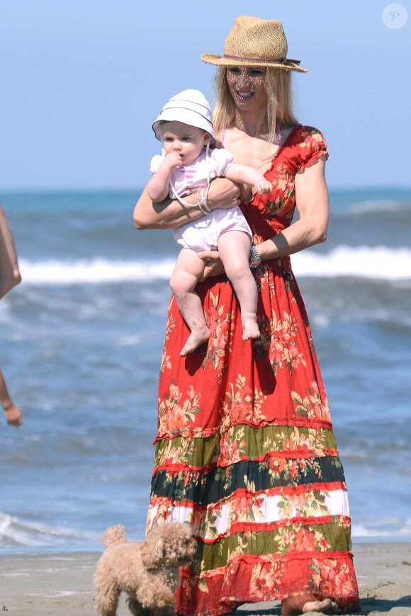 Michelle Hunziker et sa fille Sole à Forte dei Marni en Italie, le 1er juillet 2014.