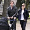 Michelle Hunziker et son fiancé Tomaso Trussardi se baladent avec leur fille Sole à Milan le 5 avril 2014.