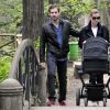 Michelle Hunziker et son fiancé Tomaso Trussardi se baladent avec leur fille Sole à Milan le 5 avril 2014.