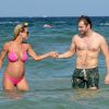 Michelle Hunziker, enceinte de Sole, et Tomaso Trussardi en vacances à Ibiza le 19 juillet 2013. 