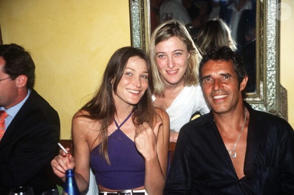 Carla Bruni, Valeria Bruni-Tedeschi et Julien Clerc dans un restaurant parisien, le 21 juin 2000.
