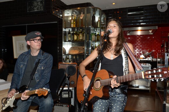 Exclusif - Vanille Clerc, fille de Julien Clerc, en concert à La Gioia à Paris, le 28 mai 2013.