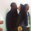 Kanye West et Kim Kardashian s'embrassent au Yeezus Tour pop-up store à Melbourne. Le 9 septembre 2014.