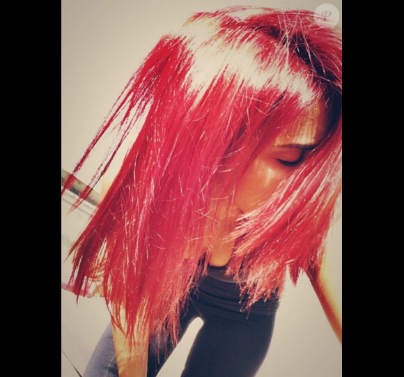 La chanteuse Shy'm dévoile ses cheveux rouges. Septembre 2014.