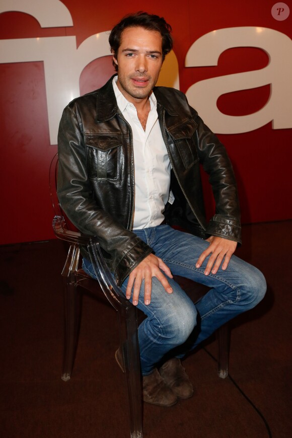 Nicolas Bedos dédicace son livre "La tête ailleurs" à la Fnac Montparnasse à Paris. Le 23 janvier 2014.