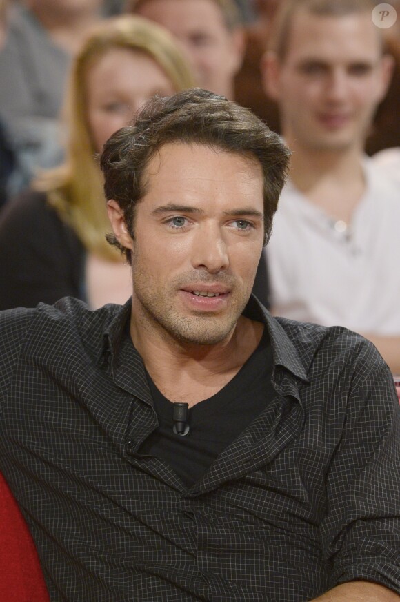 Nicolas Bedos lors de l'enregistrement de l'émission "Vivement Dimanche" à Paris, le 30 octobre 2013.