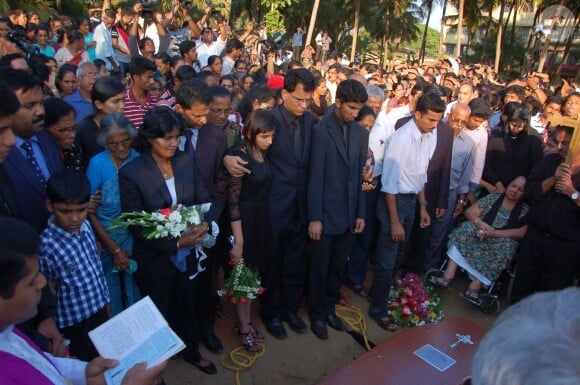 Benedict Barboza, veuf de Jacintha Saldanha, qui s'est suicidée en décembre 2012 après avoir été piégée dans un canular concernant la grossesse de la duchesse de Cambridge, et leurs enfants Lisha et Junal lors des funérailles de l'infirmière le 17 décembre 2012 en Inde