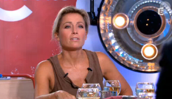 Anne-Sophie Lapix présente C à vous sur France 5, le vendredi 12 septembre 2014.