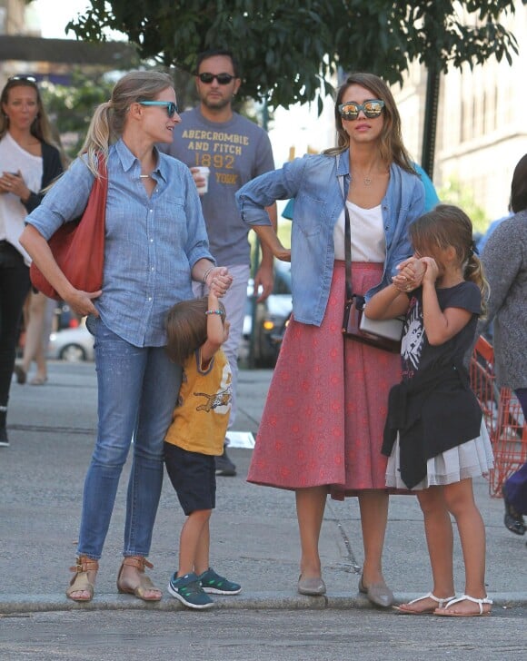 Jessica Alba, sa fille Honor, une amie et son fils se promènent à New York. Le 12 septembre 2014.