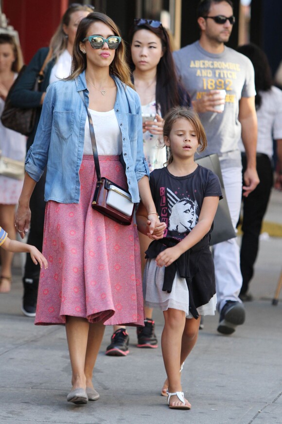 Jessica Alba et sa fille Honor se promènent à New York. Le 12 septembre 2014.