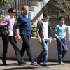 Antonia Kidman, soeur de Nicole, et son mari Craig Marran ainsi que leurs fils James et Hamish, près de la maison familiale à Sydney le 15 septembre 2014, après l'annonce du décès d'Antony Kidman
