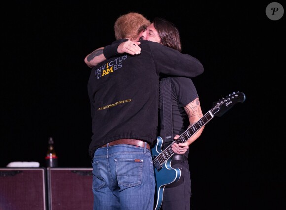 Le prince Harry embrasse Dave Grohl des Foo Fighters sur scène lors de la soirée de clôture des Invictus Games, le 14 septembre 2014 à Londres