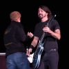 Le prince Harry embrasse Dave Grohl des Foo Fighters sur scène lors de la soirée de clôture des Invictus Games, le 14 septembre 2014 à Londres