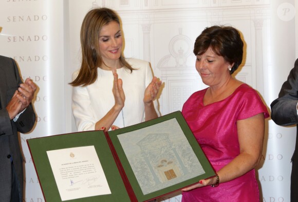 La reine Letizia d'Espagne avec la lauréate Carmen del Riego au Sénat, à Madrid, pour la remise du prix Luis Carandell de journalisme parlementaire à Madrid le 15 septembre 2014