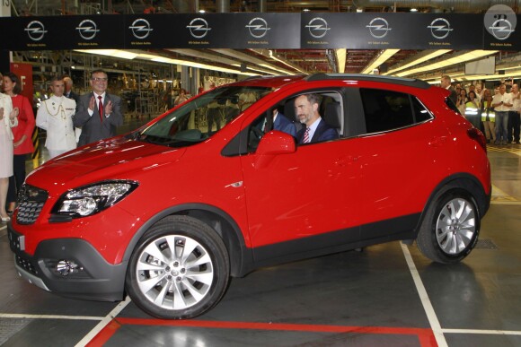 Le roi Felipe VI d'Espagne visitant l'usine Opel à Figueruelas le 12 septembre 2014