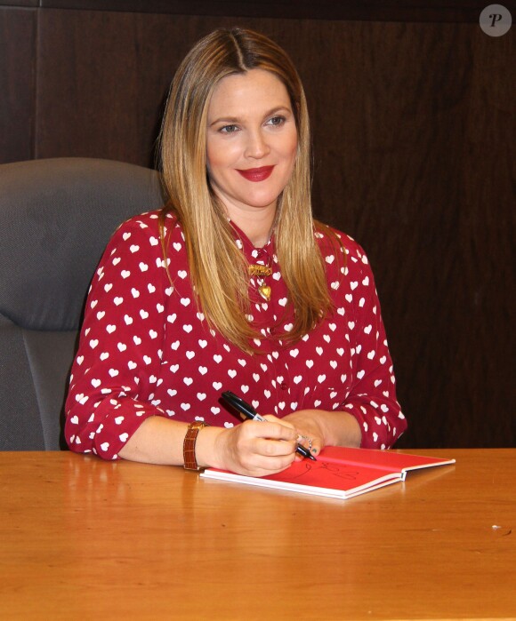 Drew Barrymore enceinte signe son nouveau livre "Find It In Everything" chez Barnes & Noble à Los Angeles, le 15 janvier 2014