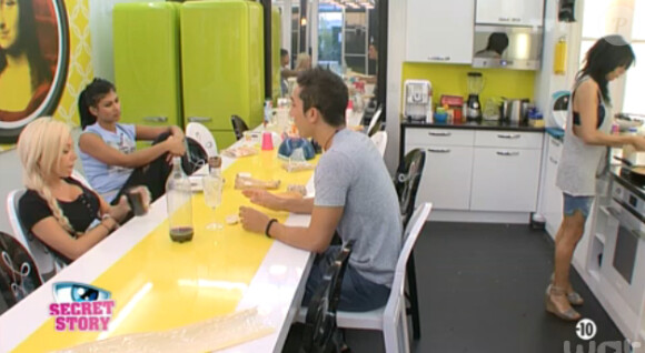 Jessica tente d'expliquer à Vivian qu'il est trop immature. "Secret Story 8" sur TF1.