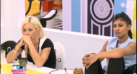 Jessica et Julie expliquent à Vivian qu'il est trop immature. "Secret Story 8" sur TF1.