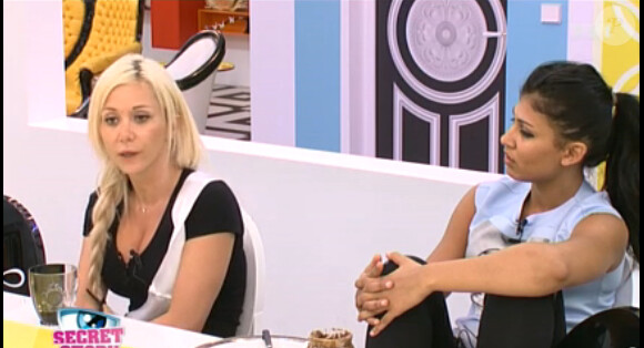Les filles Jessica et Julie tentent d'expliquer à Vivian qu'il est trop immature. "Secret Story 8" sur TF1.