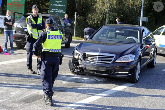 Le roi Carl XVI Gustaf de Suède est sorti indemne d'un accident de la route à Stockholm en Suède le 17 septembre 2014. "Il y a eu une collision avec une autre voiture qui est venue dans notre file. Le roi est indemne", a déclaré à l'agence de presse TT une porte-parole qui se trouvait dans le même véhicule, Annika Sönnerberg.