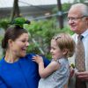 La princesse héritière Victoria, coiffée d'un perroquet, la princesse Estelle, très amusée, et le roi Carl XVI Gustaf de Suède sont allés ensemble à Skansen, le musée en plein air et zoo de Stockholm, le 11 juillet 2014. Trois générations de souverains réunis dans la bonne humeur.