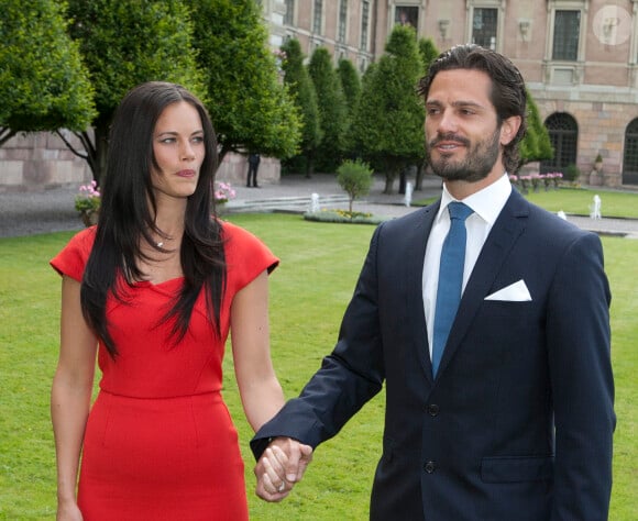 Le prince Carl Philip de Suède et sa compagne Sofia Hellqvist annoncent leurs fiançailles lors d'une conférence de presse devant le palais royal à Stockholm, le 27 juin 2014. Ils se marieront en 2015.