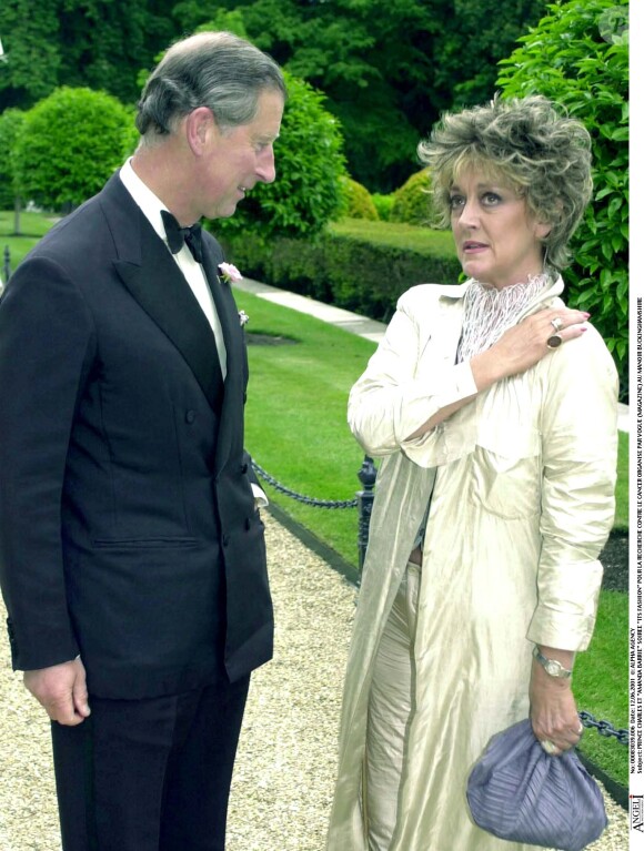 Le prince Charles et l'actrice Amanda Barrie, à la soirée It's Fashion, le 12 juin 2001 à Londres.