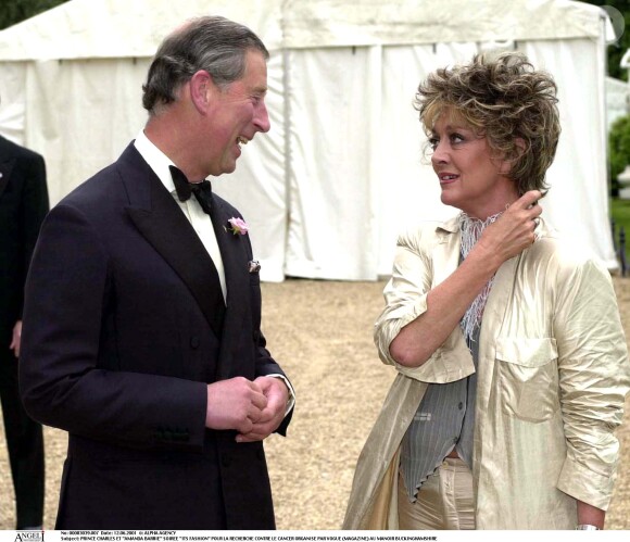 Le prince Charles et Amanda Barrie, à la soirée It's Fashion, le 12 juin 2001 à Londres.