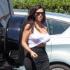 Kim Kardashian, sexy en débardeur blanc et jupe noire moulante à Los Angeles. Le 17 septembre 2014.