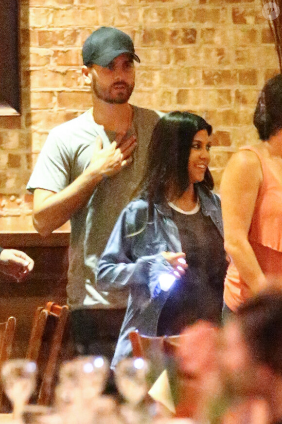 Kourtney Kardashian, enceinte, et Scott Disick dînent au restaurant Toscanova à Calabasas. Le 17 septembre 2014.